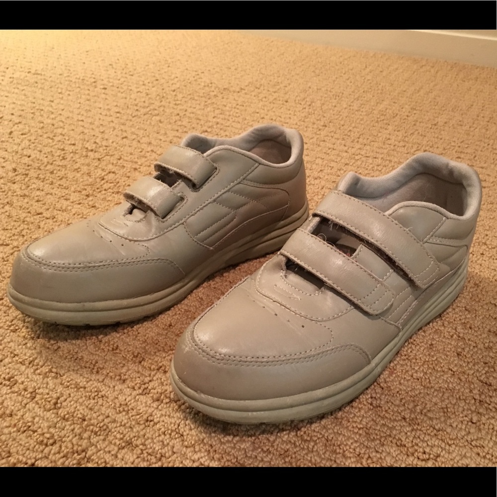 Tan no tie sneakers. In good condition